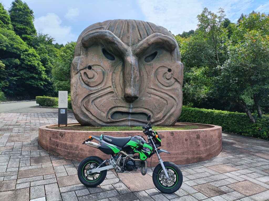 土製仮面モニュメント