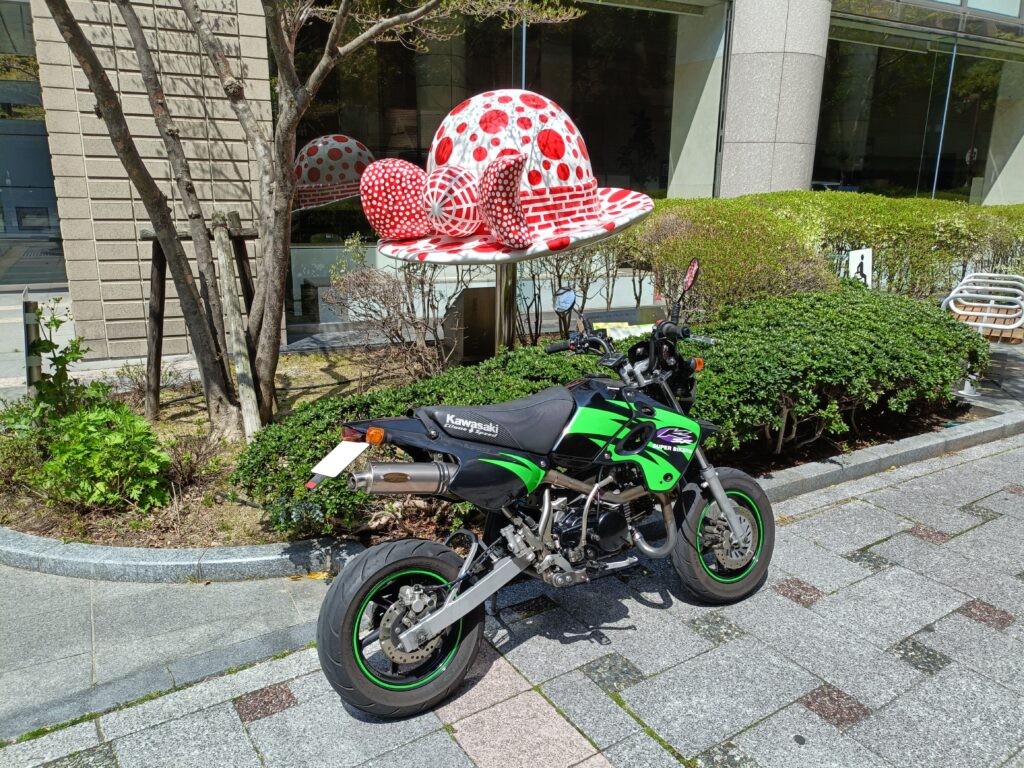 草間彌生｢三つの帽子｣