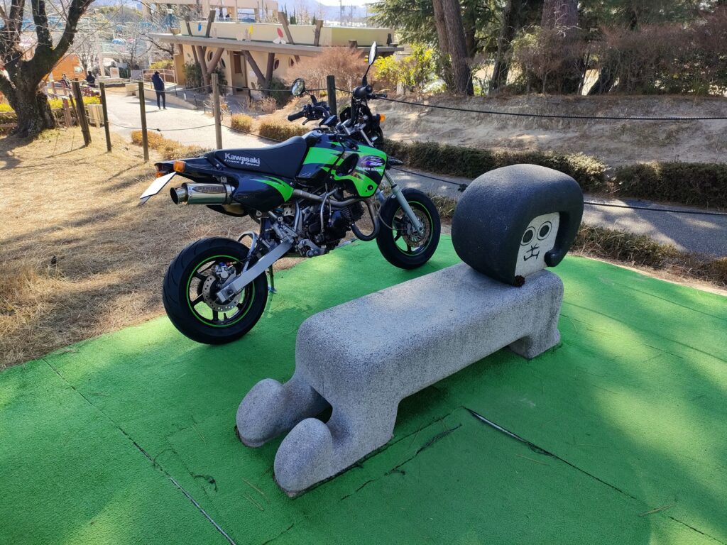 オカザえもんベンチ