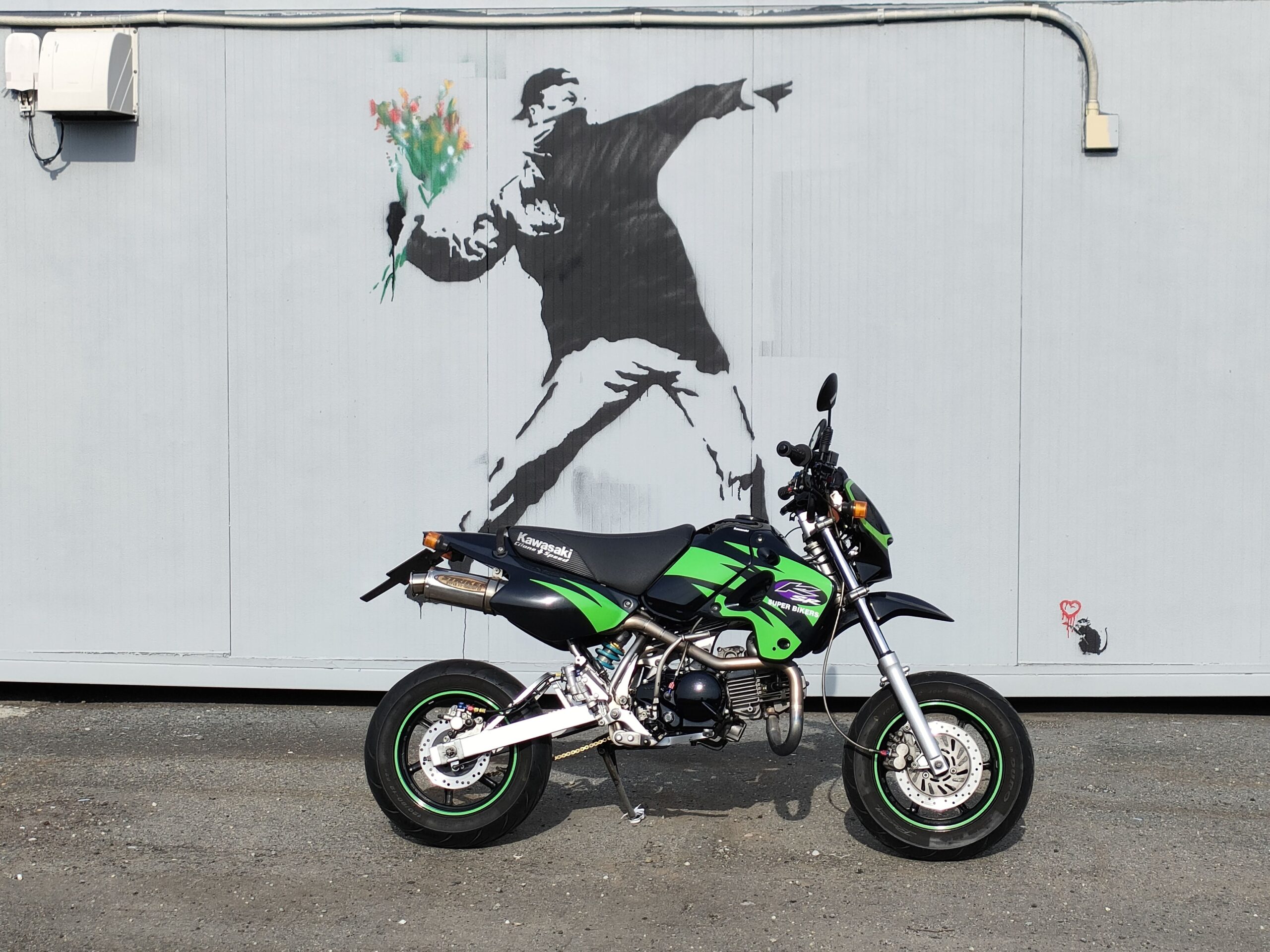 フラワー・ボンバー（花束を投げる男）