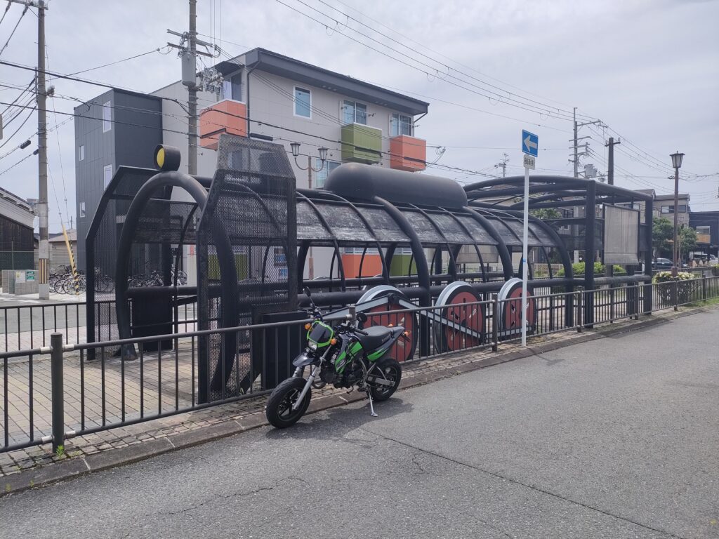 平和の電柱とSLオブジェ